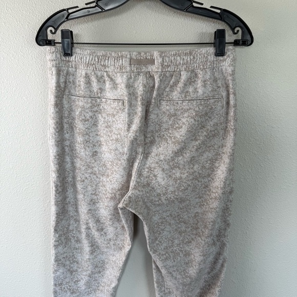 Athleta Farallon Printed Jogger Pants Pebbles Textured Abalone Women’s Medium - Picture 9 of 12
